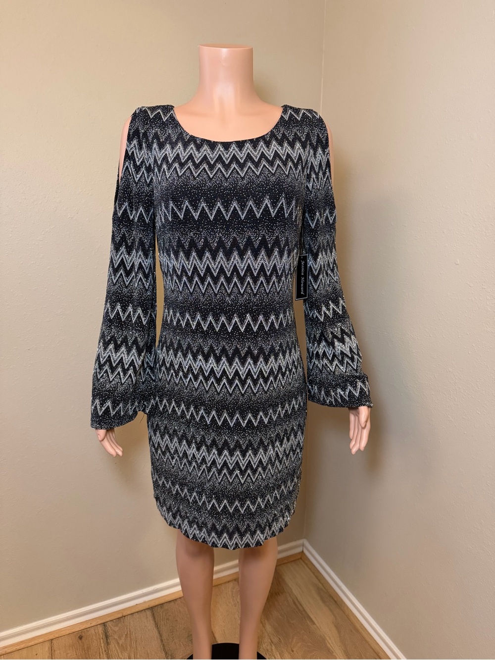 Jessica Howard Black and White Zigzag Cold-Shoulder Knit Dress